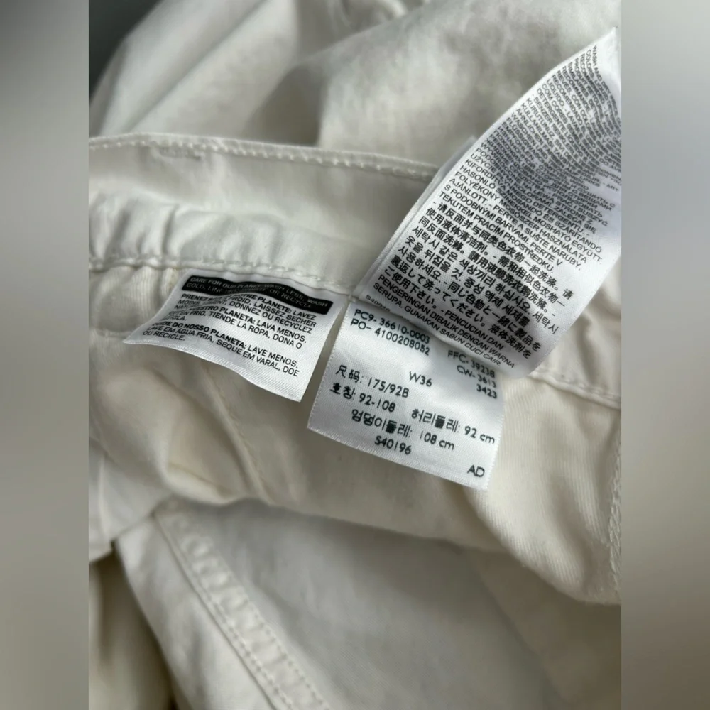 Levi's White Cargo Shorts with Multiple Pockets Size 36